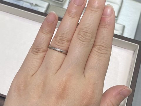 【アイプリモ(I-PRIMO)の口コミ】 流れるようなダイヤモンドラインが特徴の指輪デザインです。
ダイヤモンド…