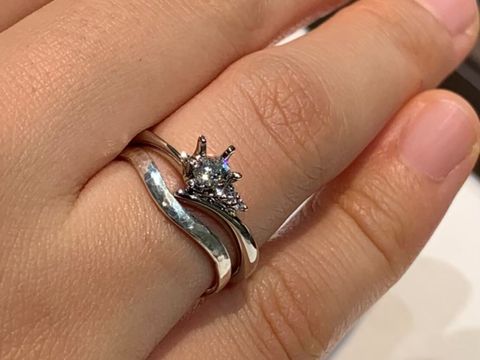 【アイプリモ(I-PRIMO)の口コミ】 手作りした結婚指輪がV字ラインのため、それに合うものを探していました。…