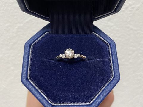 【銀座ダイヤモンドシライシの口コミ】 スタッフさんにメレダイヤ付きのデザインが好みと伝え、こちらとブーケシ…