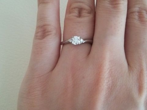 【BRILLIANCE+(ブリリアンスプラス)の口コミ】 両脇に小さなダイヤがついていて、真ん中のダイヤを引き立てるデザインが…