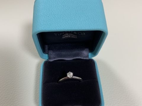 【ティファニー(Tiffany & Co.)の口コミ】 ダイヤモンドが上品に輝いてとても綺麗です。
夫よりプロポーズで頂きまし…