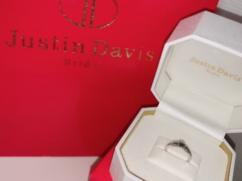 【Justin Davis Bridal(ジャスティンデイビスブライダル)の口コミ】 元々好きなブランドだったので、こちらで購入を検討していたところ、デザ…