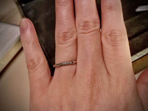 【ティファニー(Tiffany & Co.)の口コミ】 ティファニー　クラシック　バンドリングです。
こちらの指輪は3石のダイ…