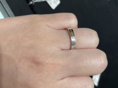 【ティファニー(Tiffany & Co.)の口コミ】 ティファニー&Co.バンドリングです。
ティファニーのロゴが入っている…