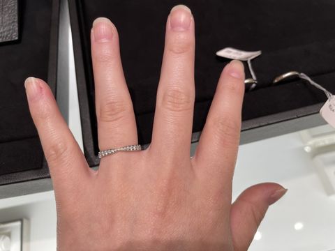 【ティファニー(Tiffany & Co.)の口コミ】 ティファニーのハーモニーバンドリングです。
たくさんのダイヤが敷き詰め…