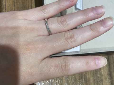 【輪-RIN-の口コミ】 水の流れをイメージしたリングだそうです。
ダイヤモンドが水の流れのよう…