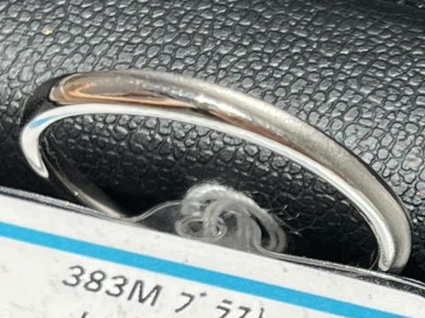 【銀座ダイヤモンドシライシの口コミ】 シンプルなデザインが良かったので、少しマットな部分が流れるように入っ…