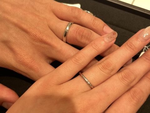 【ティファニー(Tiffany & Co.)の口コミ】 人気のデザインだそうで、ダイヤが3粒あって可愛かったです。
シンプルな…