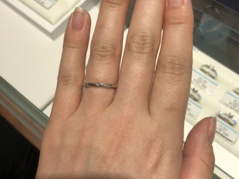 【銀座ダイヤモンドシライシの口コミ】 細身のデザインで指が綺麗に見えます。
また、似ているデザインが他のブラ…