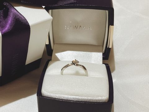 【俄(にわか)の口コミ】 デザインについて
トップのダイヤモンドと、その両サイドに流れるように付…