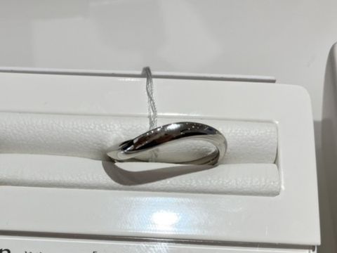 【LUCIE(ルシエ)の口コミ】 強めのウェーブが印象的なリングです。適度な幅があり、男性らしさがしっ…