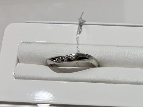 【LUCIE(ルシエ)の口コミ】 ３つ並んだダイヤモンドがキラキラと光り、華やかすぎず、地味にも見えな…