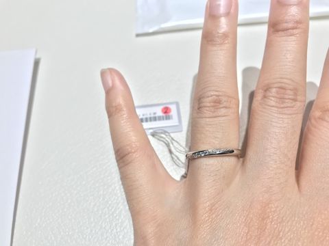 【エクセルコダイヤモンド(EXELCO DIAMOND)の口コミ】 プラチナのストレートに斜めのダイヤモンド3石入っている物を選びました。…