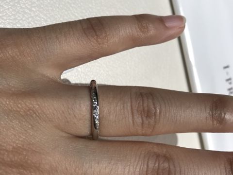 【アイプリモ(I-PRIMO)の口コミ】 素材はプラチナです。ストレートに斜めのダイヤモンドが入った物を選びま…