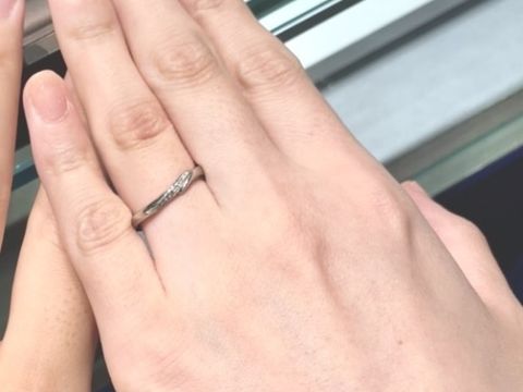 【アイプリモ(I-PRIMO)の口コミ】 綺麗なウェーブのラインのため、指をスッキリと見せてくれる指輪です。
ダ…