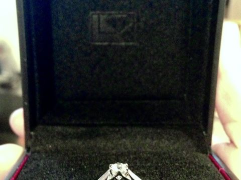 【ラザール ダイヤモンド(LAZARE DIAMOND)の口コミ】 婚約指輪は立て爪こデザインの物が欲しくて、なおかつ横から見た時にデザ…