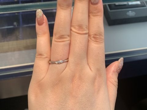 【銀座ダイヤモンドシライシの口コミ】 ダイヤモンドが爪で留まっているので、埋め込まれているタイプの指輪より…