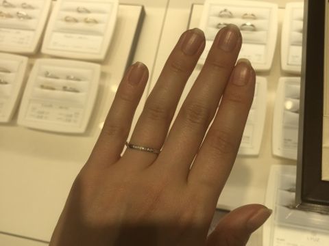 【俄(にわか)の口コミ】 細身でウェーブしていて指が綺麗に見えます。
ダイヤが散りばめされていて…