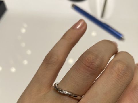 【4℃ BRIDAL(ヨンドシーブライダル)の口コミ】 ウェーブタイプの指輪です。ダイヤが斜めに並んでおり、少しひねった感じ…