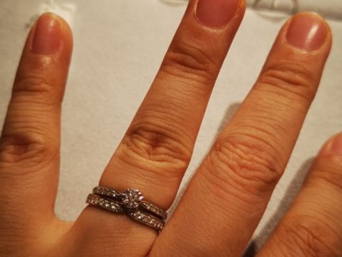 【STAR JEWELRY(スタージュエリー)の口コミ】 エタニティリングを中心に見せてもらえました。
ダイヤモンドの質が高く、…