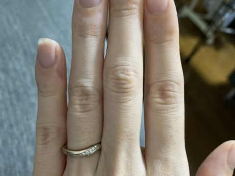 【アイプリモ(I-PRIMO)の口コミ】 この指輪は流れるような形状をしていて、そこにダイヤがはめ込まれていま…