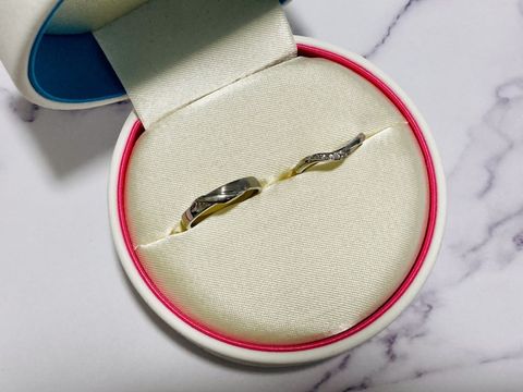 【COCKTAIL(カクテル)の口コミ】 ゆるやかなV字になっていて指が細く見えます。
左側に小さめの石が並び、…