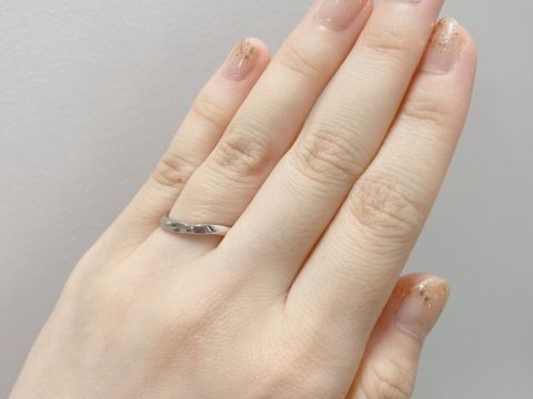 【銀座ダイヤモンドシライシの口コミ】 すでに購入していた婚約指輪と重ねづけした際に、ウェーブがしっくりくる…