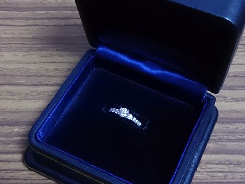 【ROYAL ASSCHER(ロイヤル・アッシャー)の口コミ】 ダイヤモンドの輝き方が全然違いました。他の指輪ブランドのお店にも数軒…