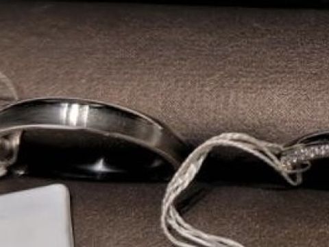 【アイプリモ(I-PRIMO)の口コミ】 指輪の半分に斜めになるように三日月状にダイヤが並べられていて、着ける…