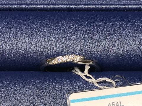 【銀座ダイヤモンドシライシの口コミ】 Vラインのリングのセンターに流れる様にダイヤがあしらわれています。少し…