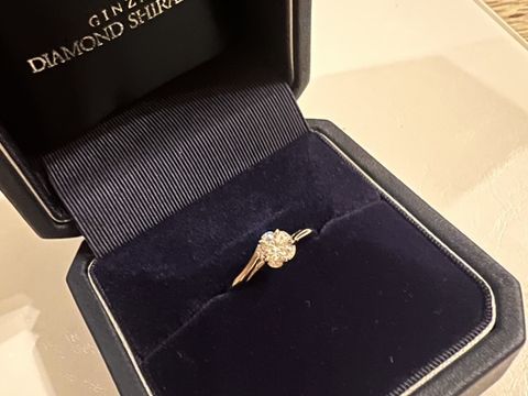【銀座ダイヤモンドシライシの口コミ】 花型のモチーフで探しており、理想にピッタリでした。真ん中のダイヤは0.3…