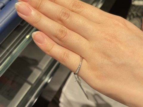 【銀座ダイヤモンドシライシの口コミ】 リングが細く、シンプルなデザインが1番の決め手。
形状はウェーブで、セ…