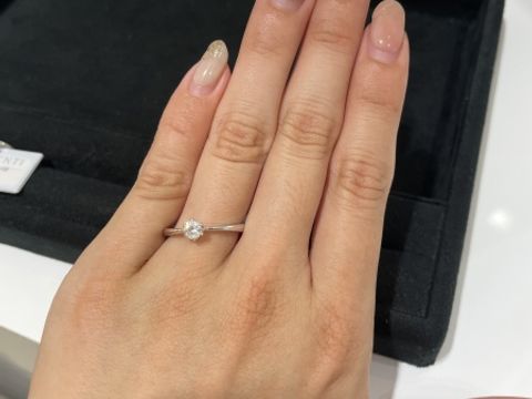 【TRECENTI(トレセンテ)の口コミ】 ダイヤモンドが主役になるような一石タイプのデザインです。中心に向かっ…