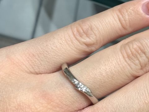 【アイプリモ(I-PRIMO)の口コミ】 シンプルだけど、少しデザイン性もあるのでおしゃれな指輪だと思いました…