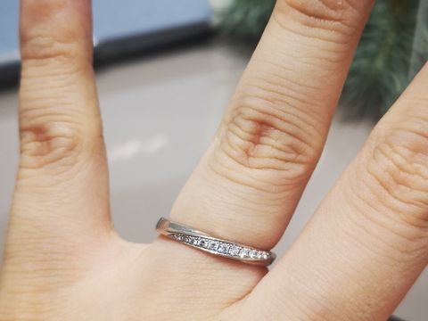【4℃ BRIDAL(ヨンドシーブライダル)の口コミ】 職場でも日常でも違和感なく使えて、ダイヤモンドが入った結婚指輪を探し…