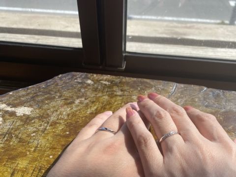【ラザール ダイヤモンド(LAZARE DIAMOND)の口コミ】 こだわった点は、婚約指輪と重ねてつけられる形で、男性の指も長く見せれ…