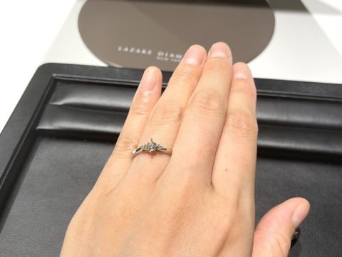 【ラザール ダイヤモンド(LAZARE DIAMOND)の口コミ】 婚約指輪も普段使いをしたかったので、派手すぎないものを探していました…