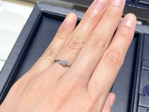 【ROYAL ASSCHER(ロイヤル・アッシャー)の口コミ】 ダイヤモンドの輝きが格別でした。本当に白く輝いていて、内側から出てく…