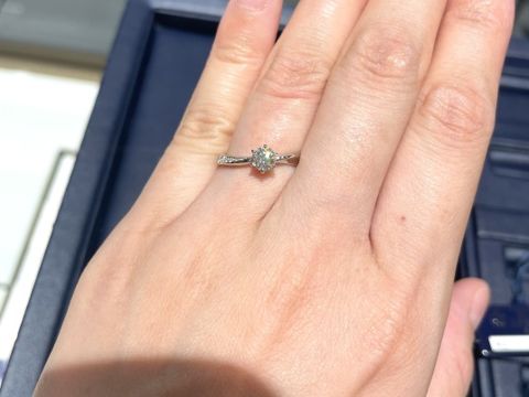 【ROYAL ASSCHER(ロイヤル・アッシャー)の口コミ】 センターダイヤモンドと、アームの片側のみにパヴェダイヤモンド…