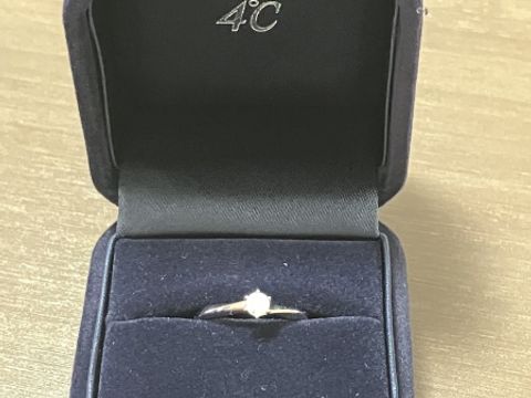 【4℃ BRIDAL(ヨンドシーブライダル)の口コミ】 付ける相手の事を考えシンプルなものがいいと思い、さらに50周年記念限定…