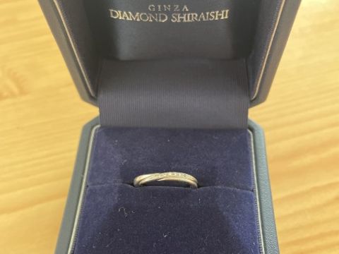 【銀座ダイヤモンドシライシの口コミ】 シンプルですが、左右に少しデザインがあったりとシンプル過ぎない見た目…