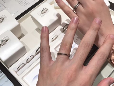 【俄(にわか)の口コミ】 指輪のデザインとしては派手というより、シンプルで飽きのこないものが多…