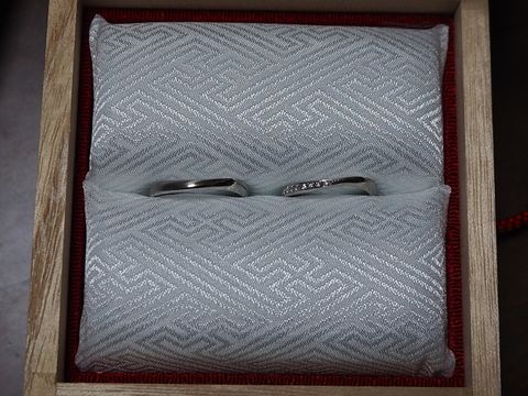 【TOMOE(トモエ)の口コミ】 何店舗かお店をまわって色々な指輪を見た中で、他にはないデザインで目を…