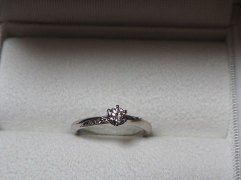 【Galopine & Galopin(ガロピーネガロパン)の口コミ】 シンプルなデザインのものを探していてリングの上と下に3粒ずつ小さなダイ…