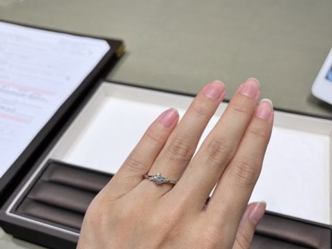 【アイプリモ(I-PRIMO)の口コミ】 婚約指輪はキラッとしてほしいというイメージがあったため、メインのダイ…