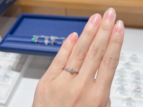 【銀座ダイヤモンドシライシの口コミ】 婚約指輪はキラッとしてほしいというイメージがあったため、メインのダイ…