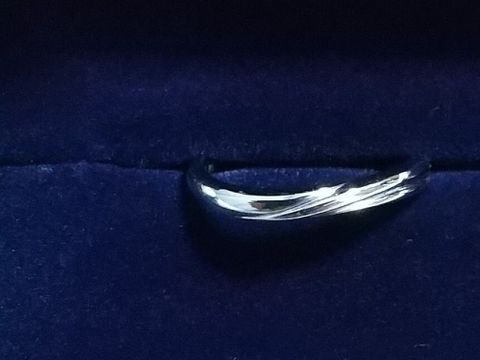 【銀座ダイヤモンドシライシの口コミ】 ショーケースにある数あるセットリングのなかでも見た目が好みなので思い…