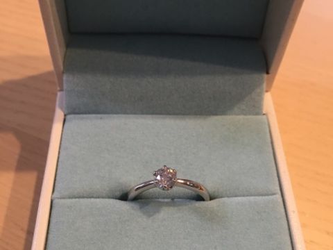 【ジュエリーツツミ(JEWELRY TSUTSUMI)の口コミ】 シンプルなデザインの指輪が良くて、王道のソリティアに決めました。ソリ…