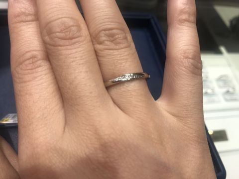 【銀座ダイヤモンドシライシの口コミ】 ストレートにダイヤ3石ほど、ダイヤモンドは斜め、シンプルですが上品に見…