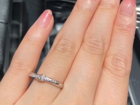 【エクセルコダイヤモンド(EXELCO DIAMOND)の口コミ】 華やかなでリボンを結んだような珍しい形が印象的なデザインでした。ひと…